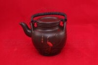 Глиняный чайник с золотым рисунком